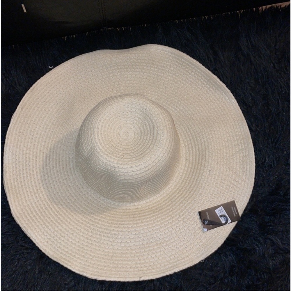 👒🆕 NOLLIA CREAM SUMMER HAT 👒 WITH ADJUSTABLE WIRE. WITH ATTACHED NECK STRAP